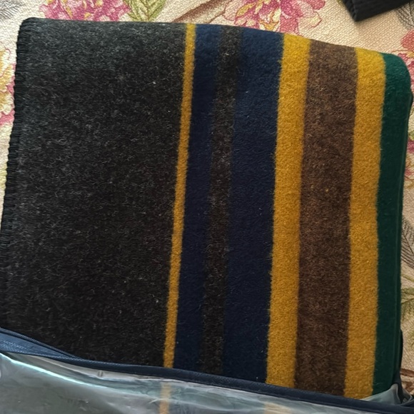 Pendleton Throw New - Picture 2 of 5